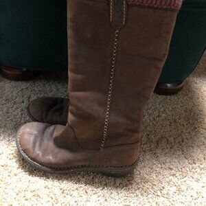 UGG 5139 Swell Brown Leather boot with Shearling Sheep Lining - Size 6